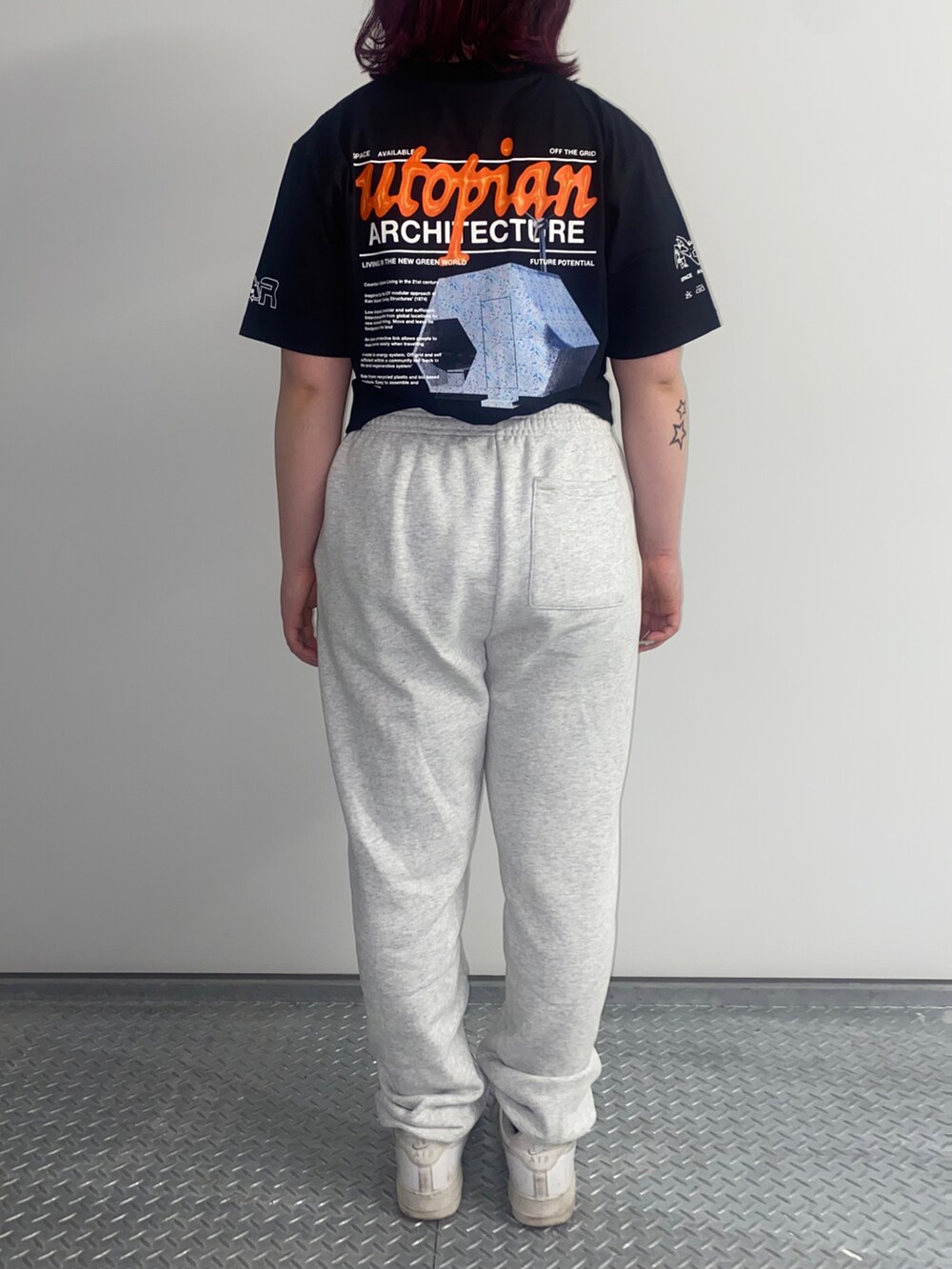 ブラック系のTシャツ/カットソーを着用したレディースの春コーディネートの2枚目の写真