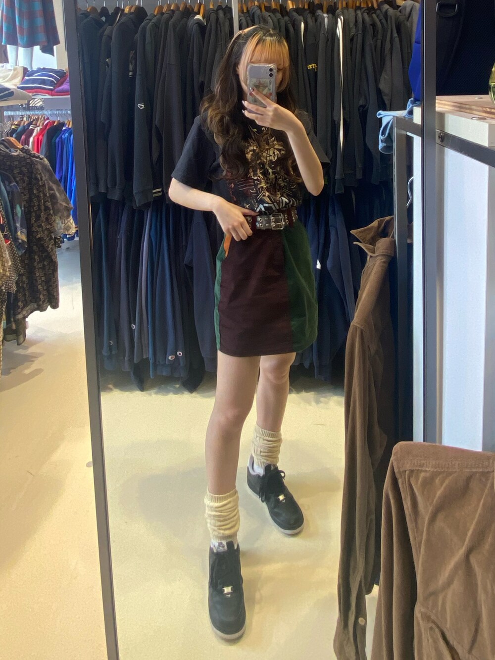 その他のスカートを着用したレディースの春コーディネートの2枚目の写真