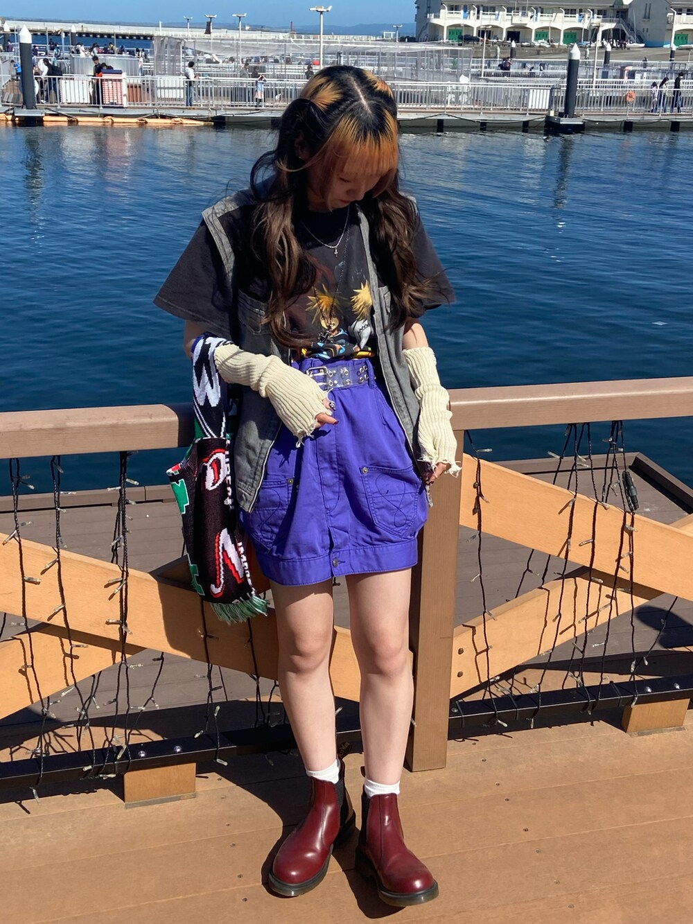 ブラック系のTシャツ/カットソーを着用したレディースの春コーディネートの2枚目の写真