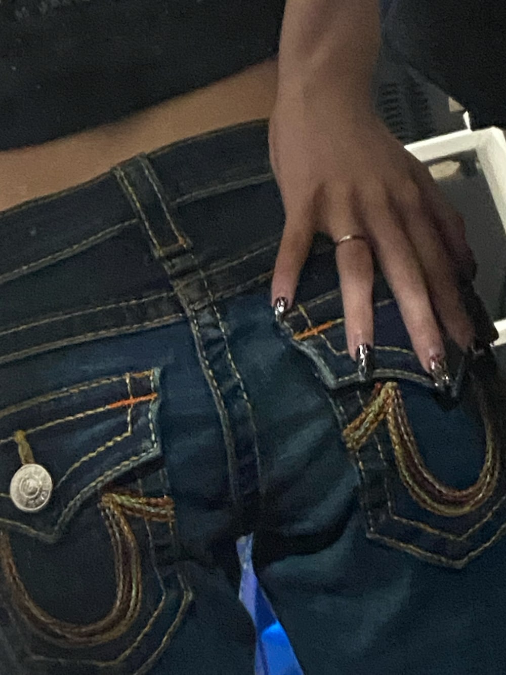 ブルー系のデニムパンツを着用したレディースの春コーディネートの2枚目の写真