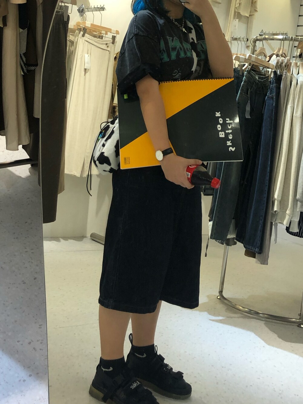 ブラック系のサンダル、シルバー系のネックレスを着用したレディースの秋コーディネートの2枚目の写真