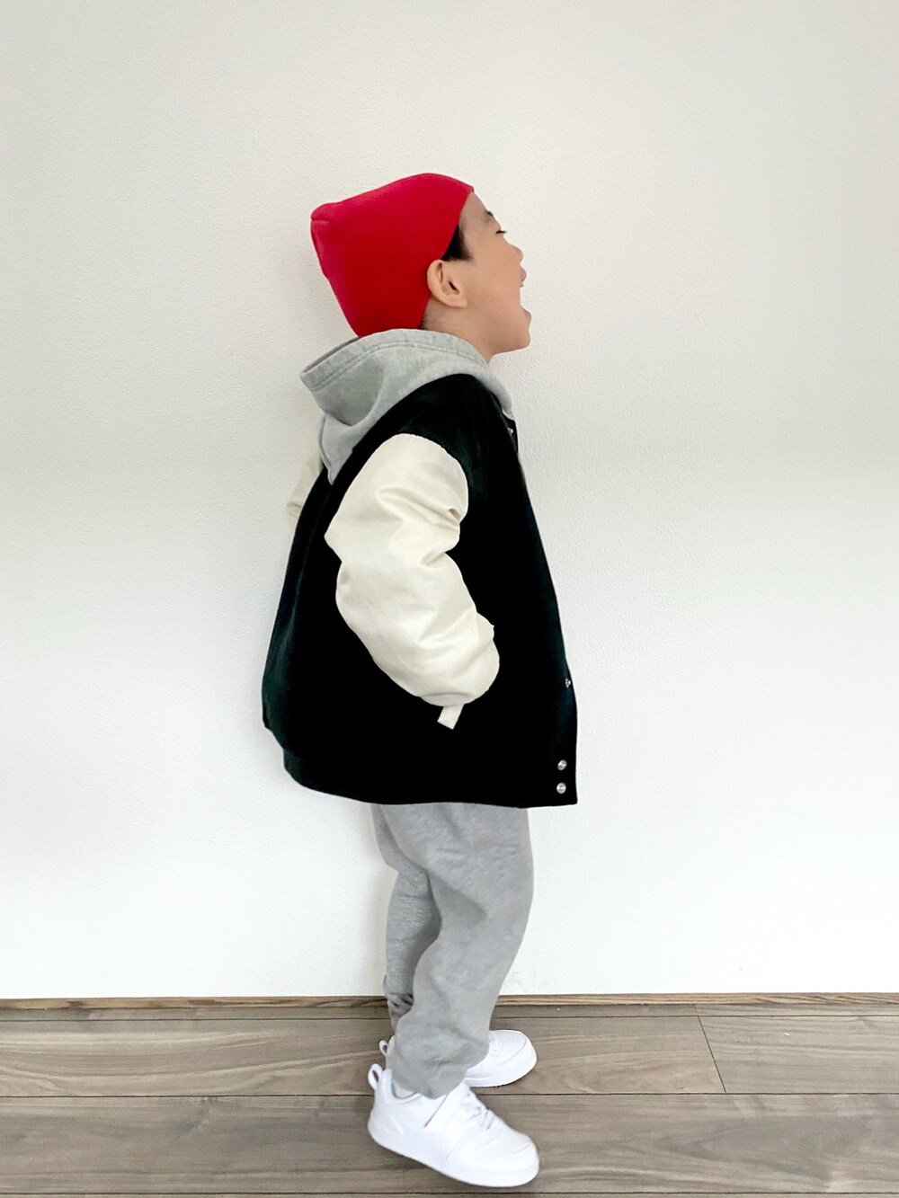 その他のスタジャン、ホワイト系のスニーカー、グレー系のパーカーを着用したキッズの冬コーディネートの2枚目の写真