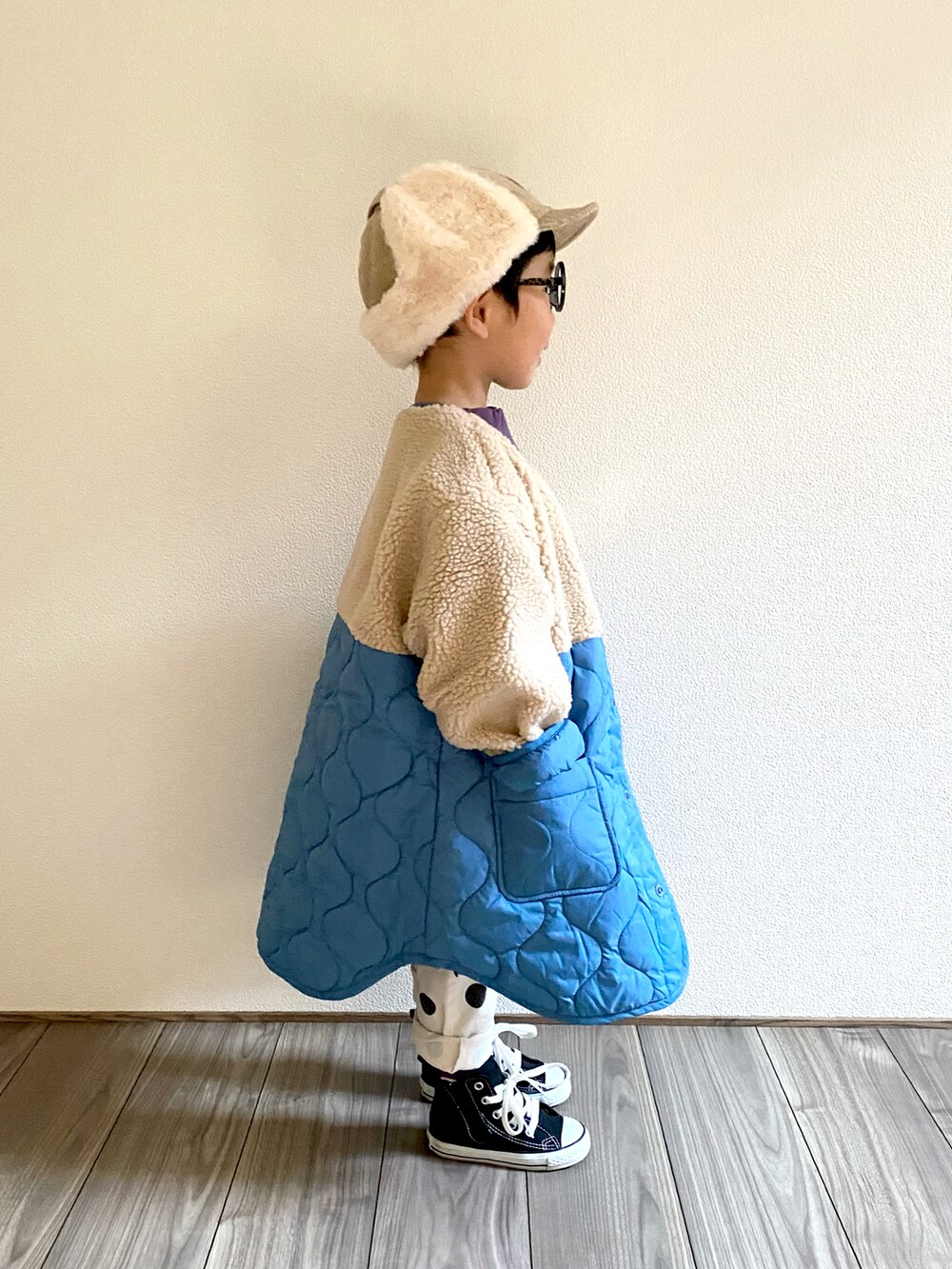 「帽子、フライトキャップ、アンティカ(antiqua)、green label relaxing、コンバース、スニーカー、めがね、冬コーデ、キッズコーデ、キャップ、コート、キルティングジャケット、休日スタイル、キルティング、ボアジャケット」｜「BREEZEの/すぽ軽すっきりテーパードパンツ_ストレッチ 10分丈（その他パンツ、ホワイト系）」を使った、𝚁𝙴𝙸☺︎さん（キッズ・100cm）の秋コーディネートの3枚目の写真
