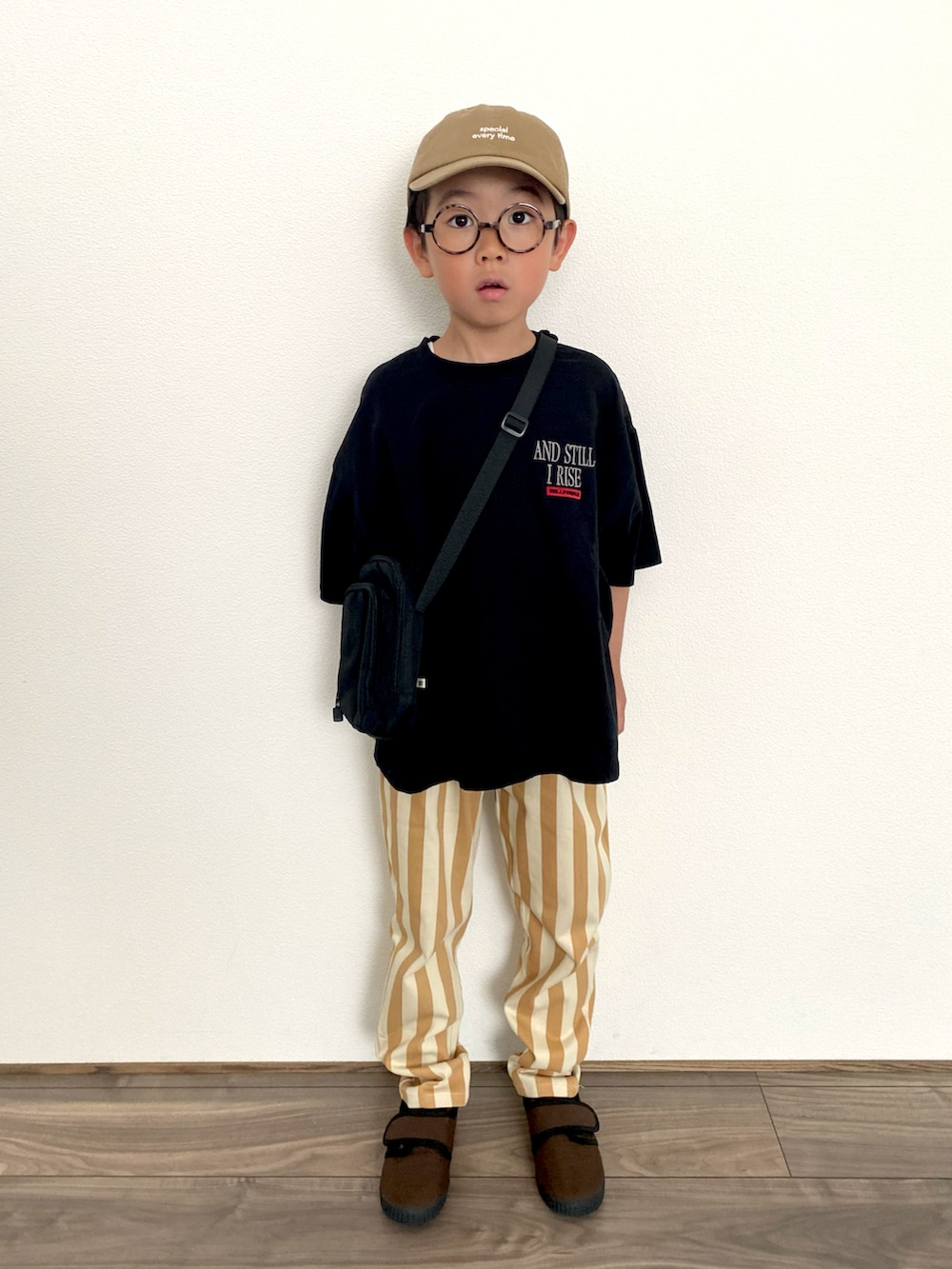 「カジュアルコーデ、キッズファッション、ショルダーバッグ、ロゴT、ストライプ、キャップ」｜「and D. petit mainの【綿100%】【パパもおそろい】Kidsロゴ刺しゅうビッグ半T（Tシャツ/カットソー、ブラック系）」を使った、𝚁𝙴𝙸☺︎さん（キッズ・110cm）の秋コーディネートの2枚目の写真