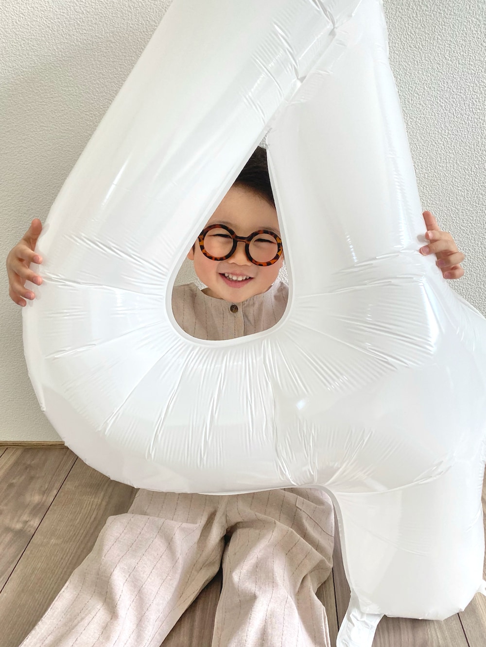 ベージュ系のサロペット/オーバーオール、ブラック系のサンダル、ホワイト系のコスチューム/パーティーグッズを着用したキッズの春コーディネートの2枚目の写真