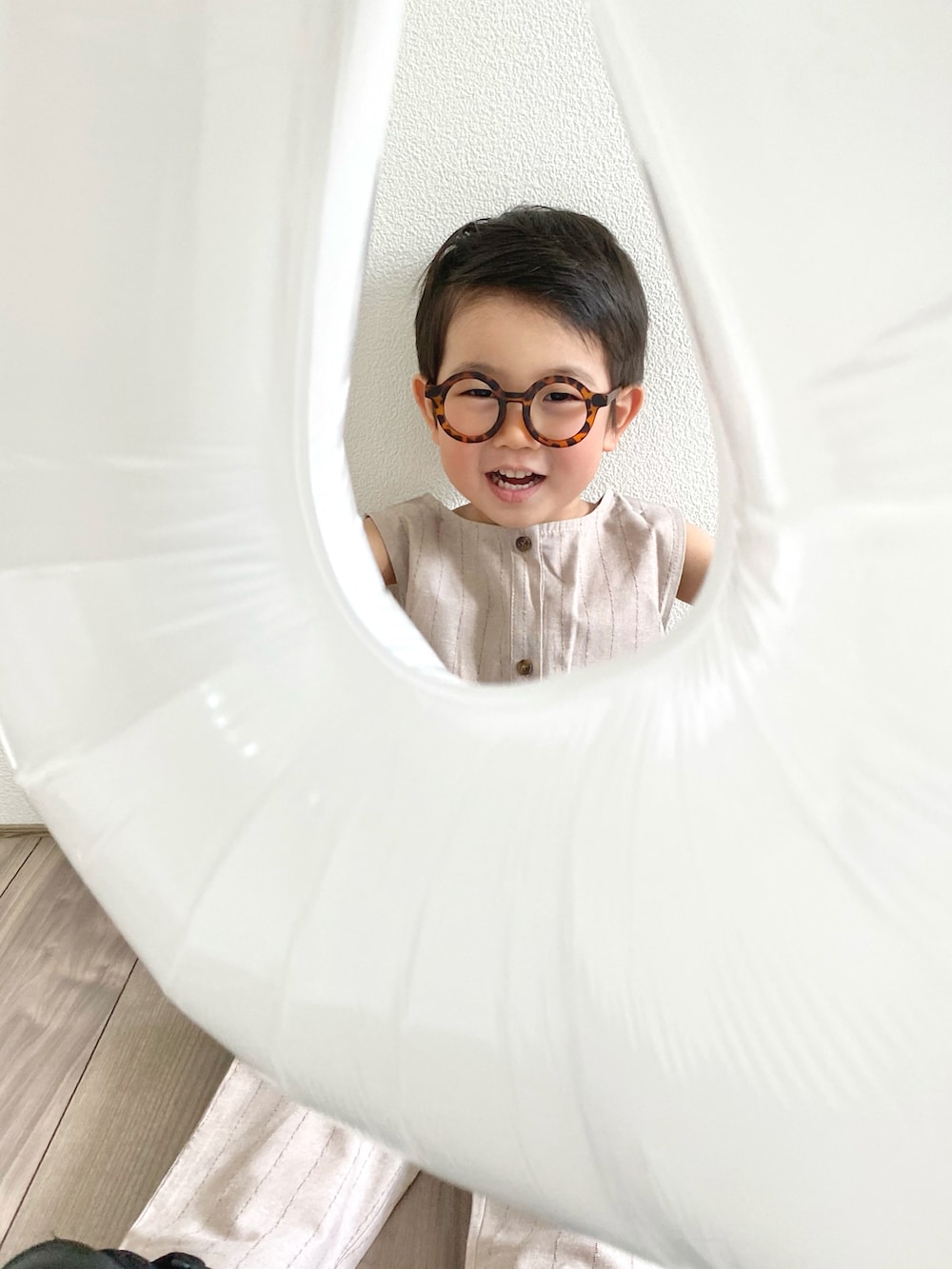 ベージュ系のサロペット/オーバーオール、ブラック系のサンダル、ホワイト系のコスチューム/パーティーグッズを着用したキッズの春コーディネートの3枚目の写真