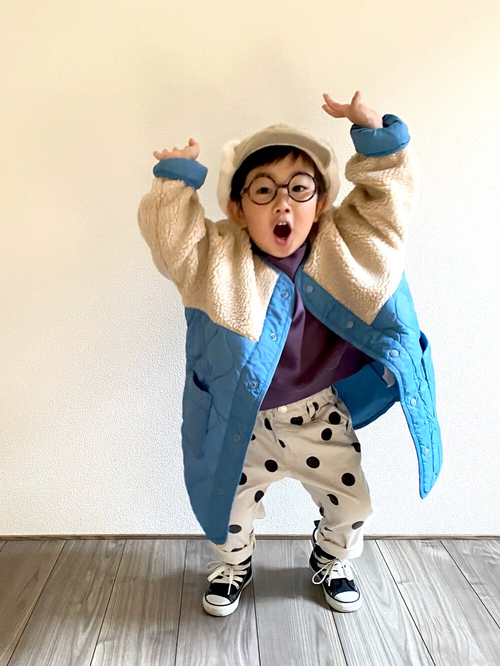 「帽子、フライトキャップ、アンティカ(antiqua)、green label relaxing、コンバース、スニーカー、めがね、冬コーデ、キッズコーデ、キャップ、コート、キルティングジャケット、休日スタイル、キルティング、ボアジャケット」｜「BREEZEの/すぽ軽すっきりテーパードパンツ_ストレッチ 10分丈（その他パンツ、ホワイト系）」を使った、𝚁𝙴𝙸☺︎さん（キッズ・100cm）の秋コーディネートの2枚目の写真