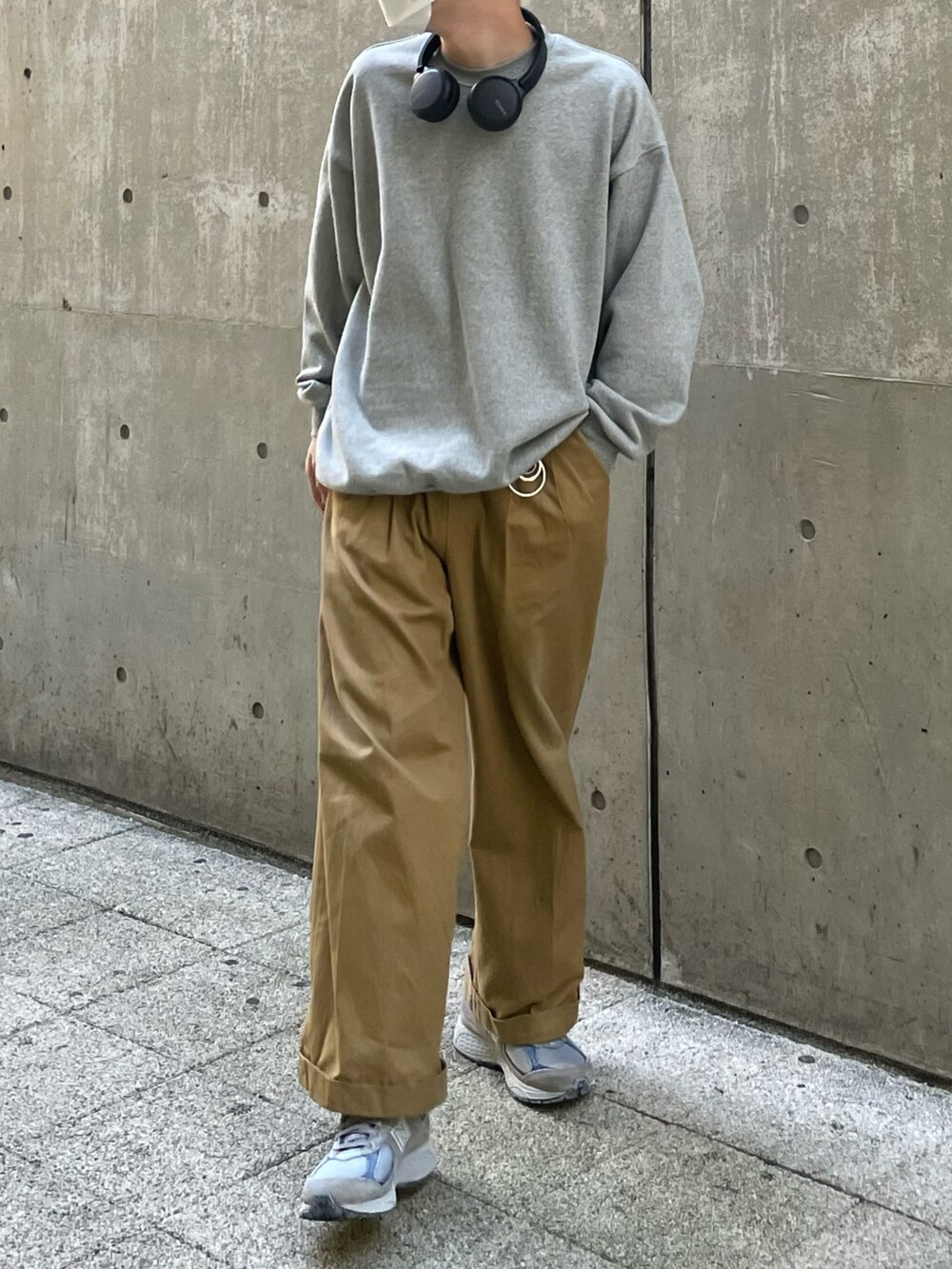 ベージュ系のパンツ、グレー系のスウェット、グレー系のスニーカーを着用したメンズの秋コーディネートの2枚目の写真