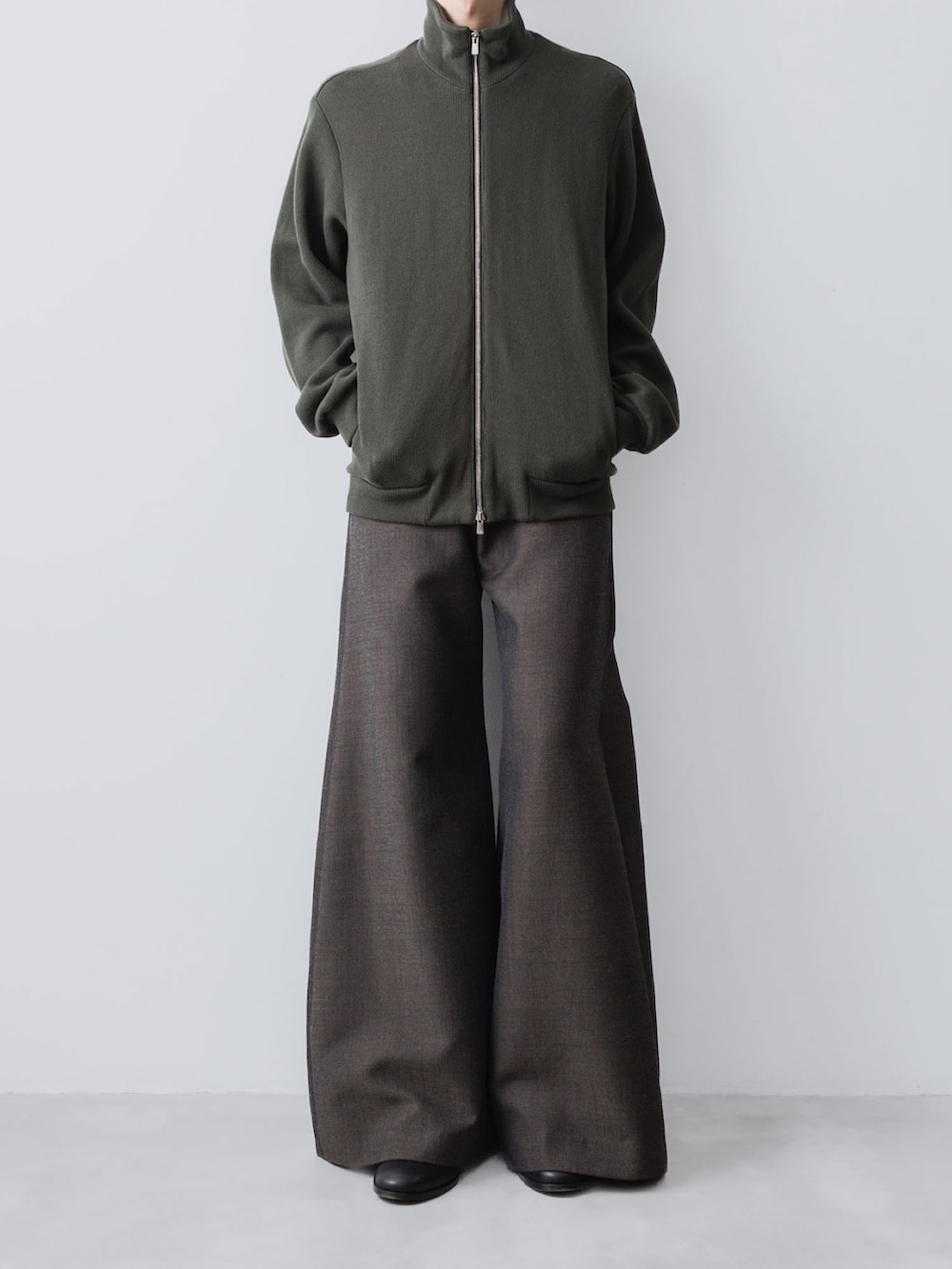 グリーン系のカーディガン/ボレロ、ベージュ系のその他パンツを着用したメンズの冬コーディネートの2枚目の写真