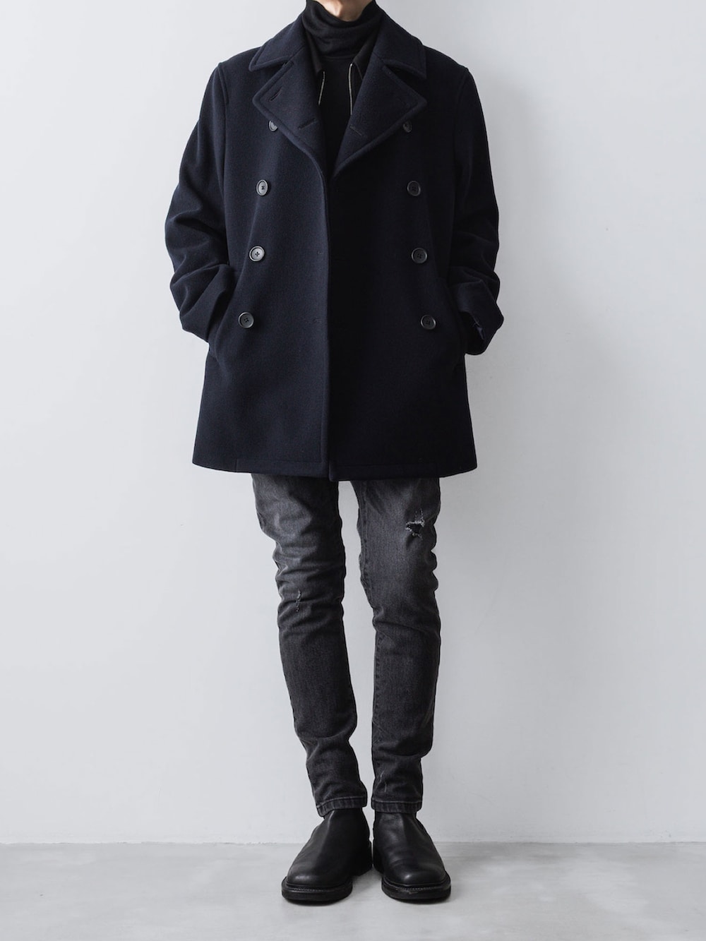 ブルー系のピーコート、ブラック系のニット/セーター、ブラック系のニット/セーターを着用したメンズの秋コーディネートの2枚目の写真