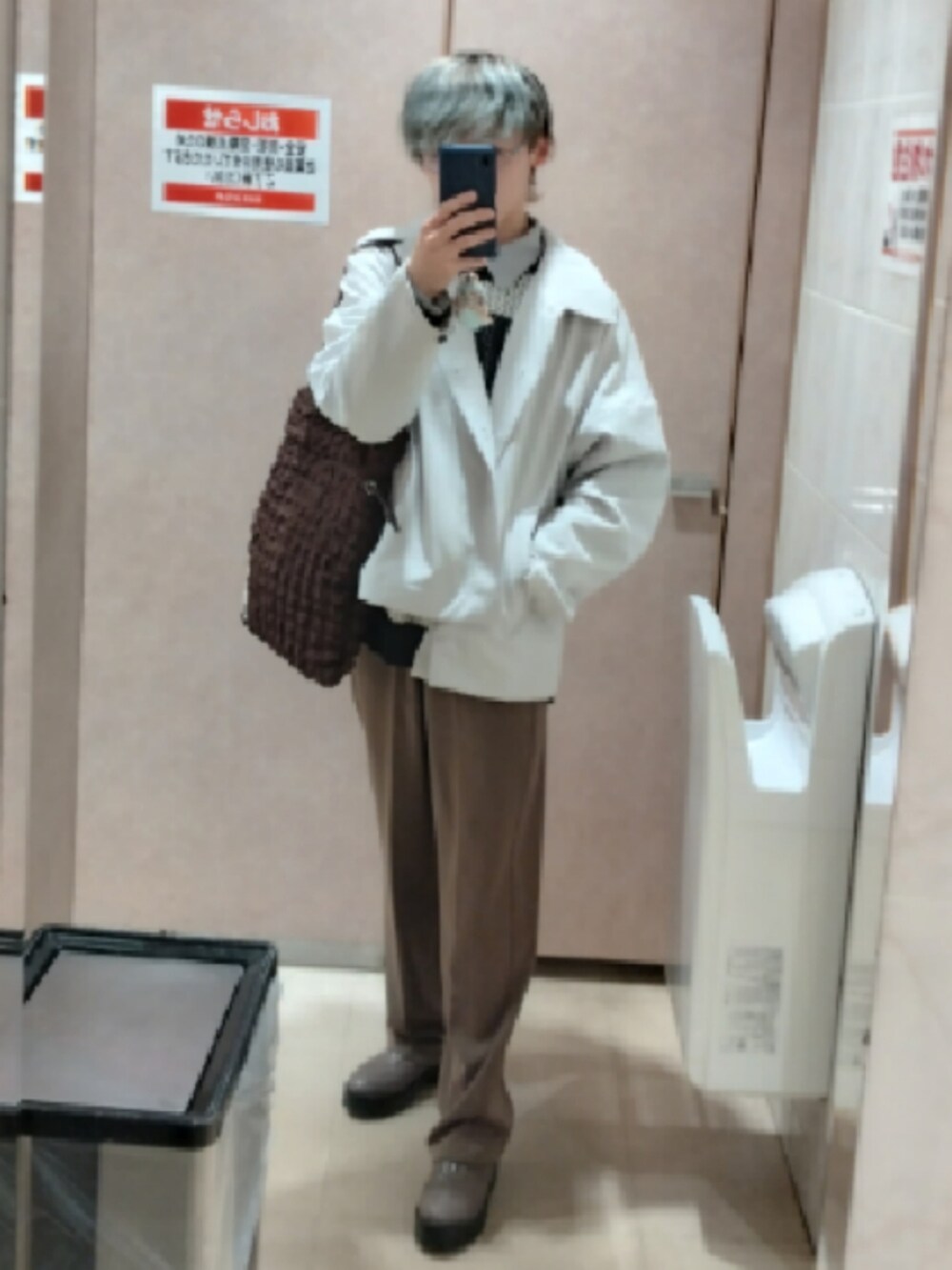 「春服、ニット、ニットコーデ、ボーダーニット、ジェンダーレス、ジェンダーレス男子、ジェンダーレスコーデ、ジェンダーレス部」｜「FVLMENの【FVLMEN】center crease belt relax slacks/センター クリース ベルト リラックス スラックス（スラックス、ブラウン系）」を使った、恋兎葉さん（骨格ウェーブ・メンズ・159cm）の春コーディネートの2枚目の写真