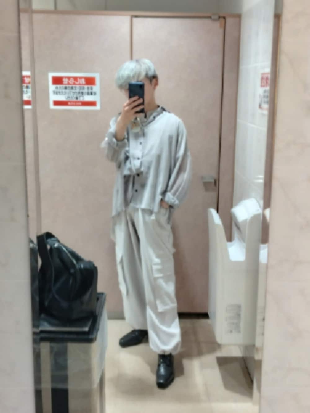 「プチプラ、きれいめカジュアル、さらっと晴れやかスナップ、レディース男子、レディ男、ジェンダーレス、ジェンダーレス男子、ジェンダーレスコーデ、ジェンダーレス部」｜「Loose/ルースのドレープモード ギミックワイドサスペンダーカーゴパンツ【セットアップ対応】（スラックス、グレー系）」を使った、恋兎葉さん（骨格ウェーブ・メンズ・159cm）の夏コーディネートの2枚目の写真