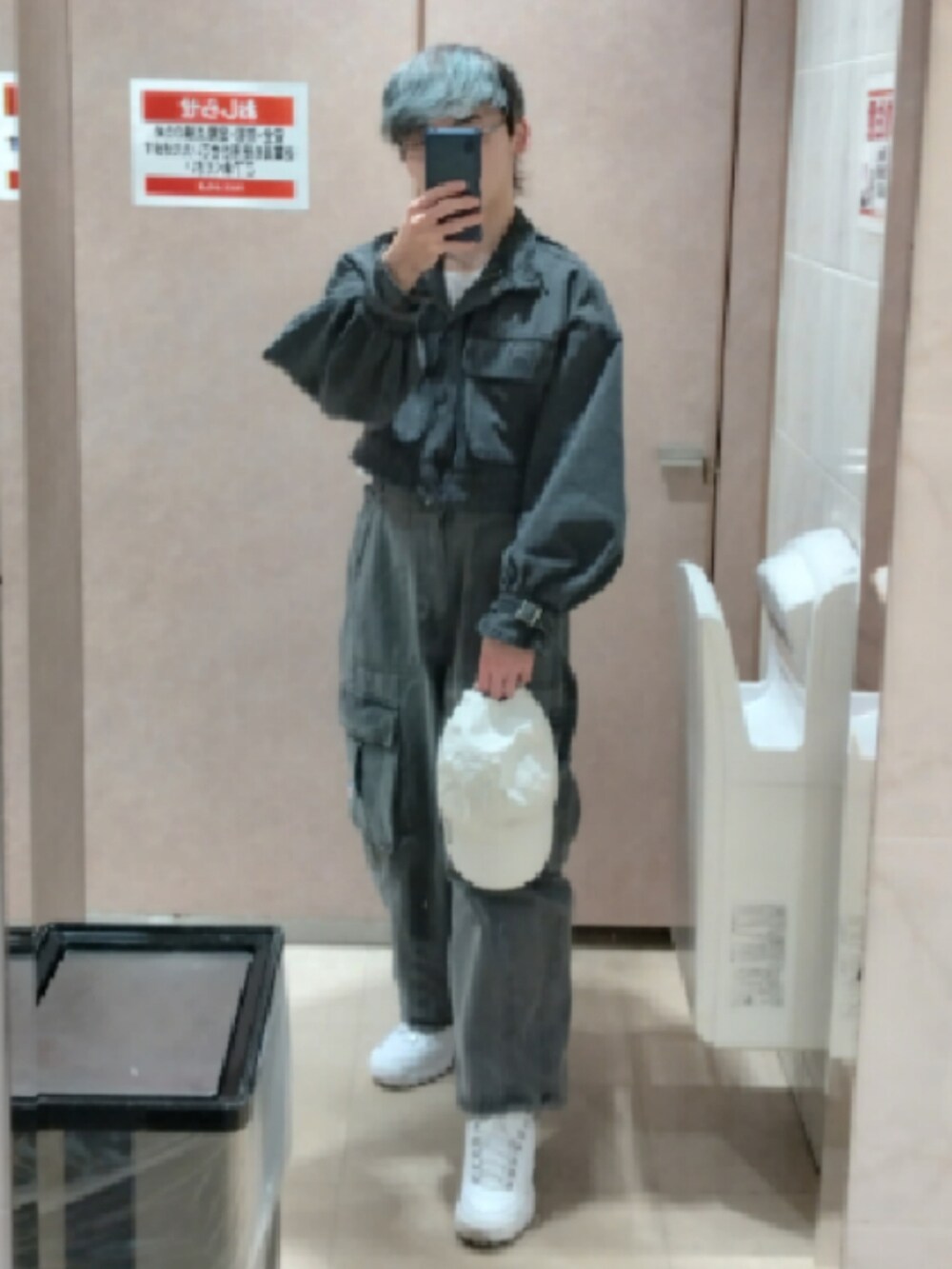 「春のNewスタイル、デニムセットアップ、conesboss、おでかけコーデ、レディース男子、レディ男、ジェンダーレス、ジェンダーレス男子、ジェンダーレスコーデ、ジェンダーレス部」｜「ADRERのmilitary flight zip blouson/ミリタリーフライトジップブルゾン シンセティックレザー/ツイル（ブルゾン、ブラック系）」を使った、恋兎葉さん（骨格ウェーブ・メンズ・159cm）の春コーディネートの3枚目の写真