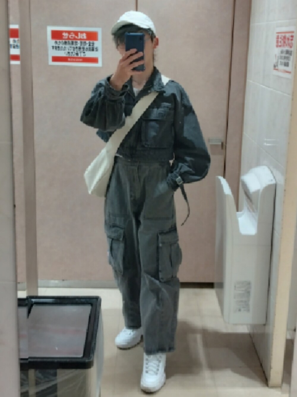 「春のNewスタイル、デニムセットアップ、conesboss、おでかけコーデ、レディース男子、レディ男、ジェンダーレス、ジェンダーレス男子、ジェンダーレスコーデ、ジェンダーレス部」｜「ADRERのmilitary flight zip blouson/ミリタリーフライトジップブルゾン シンセティックレザー/ツイル（ブルゾン、ブラック系）」を使った、恋兎葉さん（骨格ウェーブ・メンズ・159cm）の春コーディネートの2枚目の写真