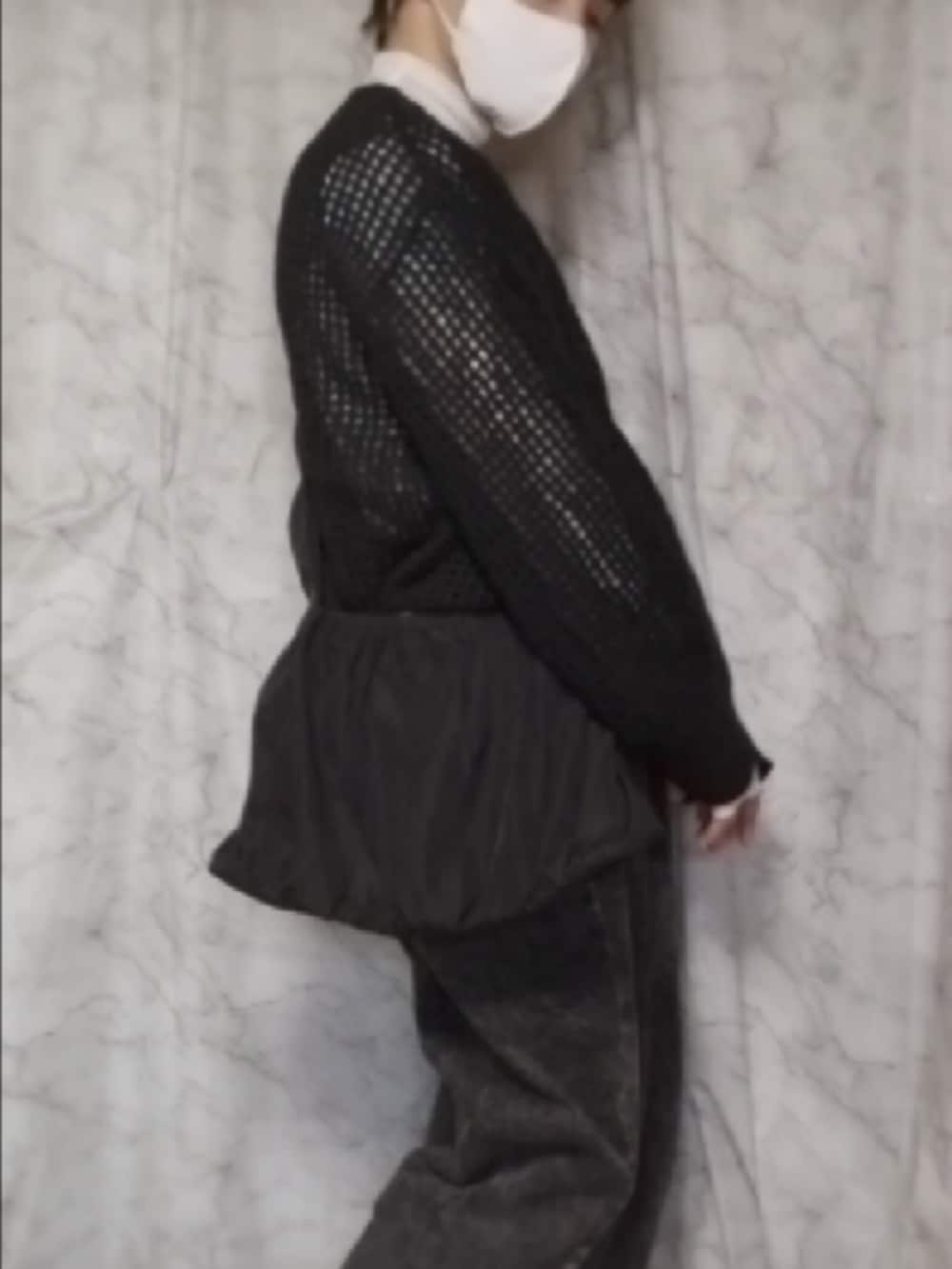 「GeeRA、重ね着ベストシーズン、WEARyouthコーデ、秋服まるっと大公開、お出かけコーデ、レディース男子、レディ男、ジェンダーレス、ジェンダーレス男子、ジェンダーレスコーデ、ジェンダーレス部、スニーカー、デニム、ニット、シアートップス」｜「GeeRAのモヘアタッチスクエアメッシュニット（ニット/セーター、ブラック系）」を使った、恋兎葉さん（骨格ウェーブ・メンズ・159cm）の秋コーディネートの2枚目の写真