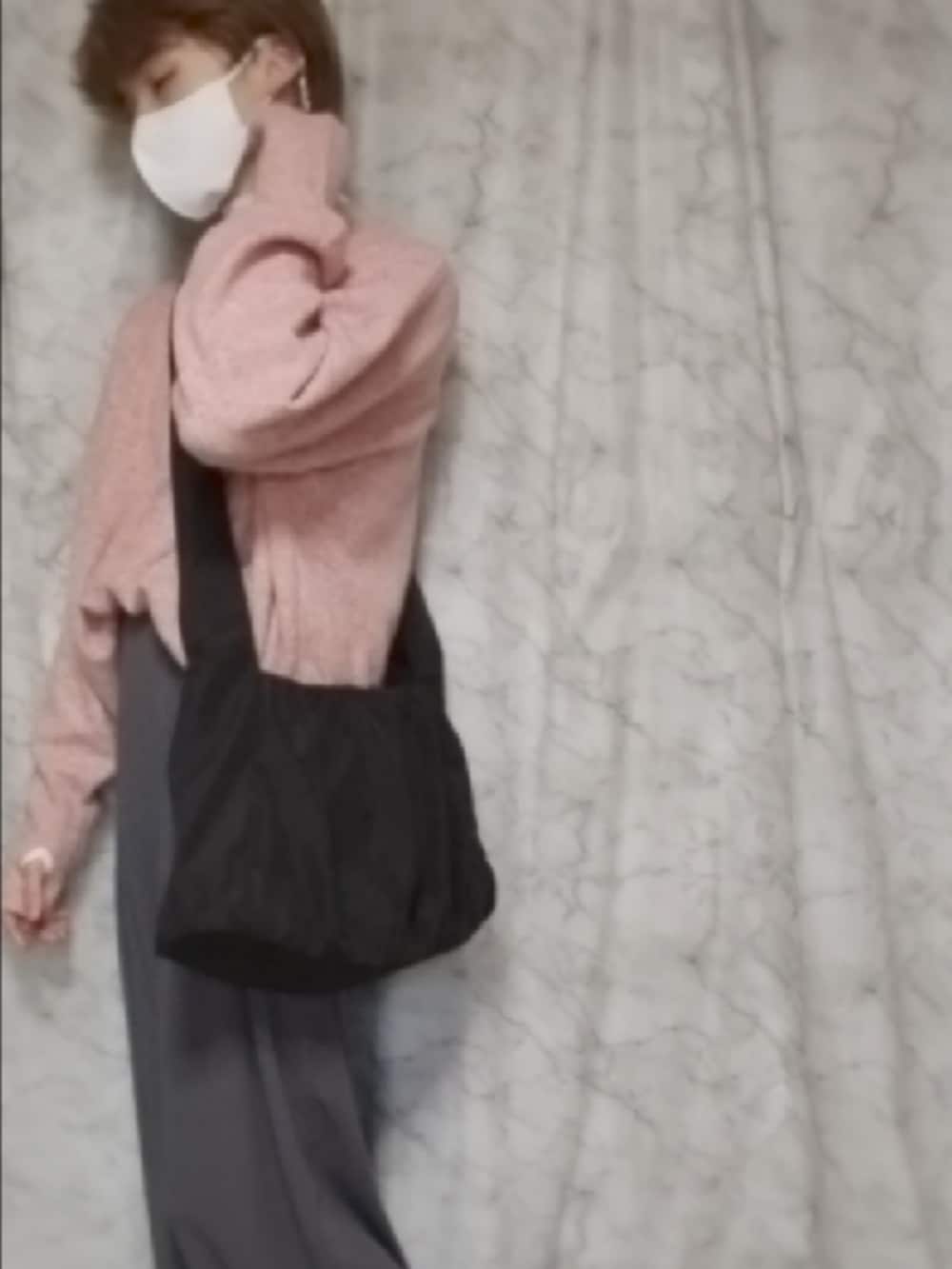 「ファッションを楽しもう、WEARyouthコーデ、GeeRA、お出かけコーデ、レディース男子、レディ男、ジェンダーレス、ジェンダーレス男子、ジェンダーレスコーデ、ジェンダーレス部」｜「GeeRAのふわふわ指穴クルーネックニット（ニット/セーター、ピンク系）」を使った、恋兎葉さん（骨格ウェーブ・メンズ・159cm）の秋コーディネートの2枚目の写真