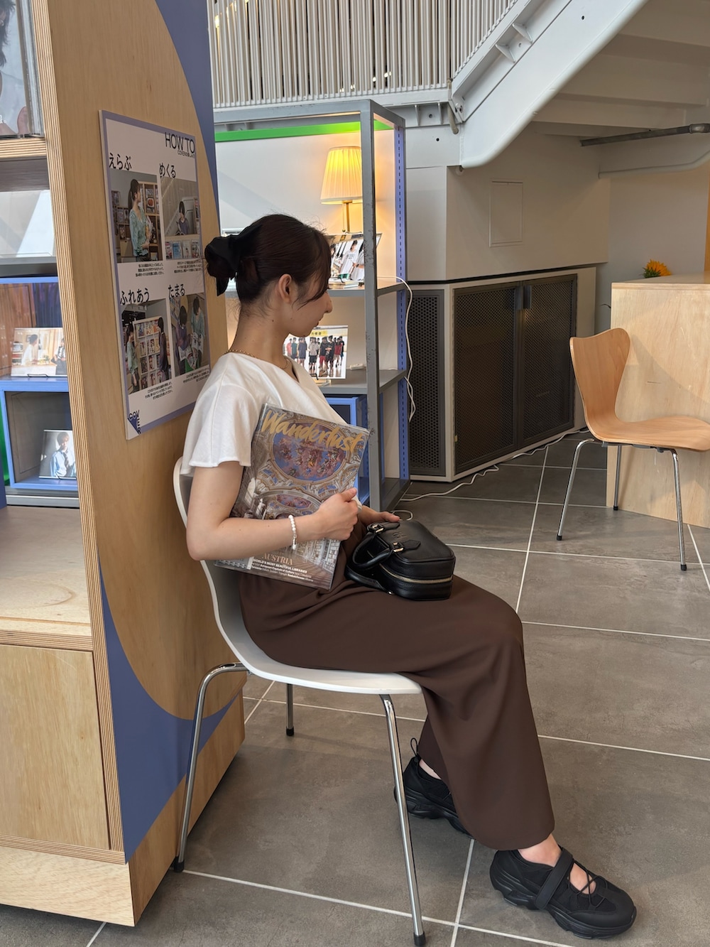 「夏コーデ、きれいめ、キレイめ、キレイめコーデ、きれいめコーデ、ブラウス、ブラウスコーデ、ブラウス×スカート、スカート、スカートコーデ、スカート×スニーカー、スニーカー、スニーカーコーデ、低身長、低身長コーデ」｜「fredy emueのラッフルカットソーブラウス（Tシャツ/カットソー、ホワイト系）」を使った、のんさん（レディース・151cm）の夏コーディネートの3枚目の写真