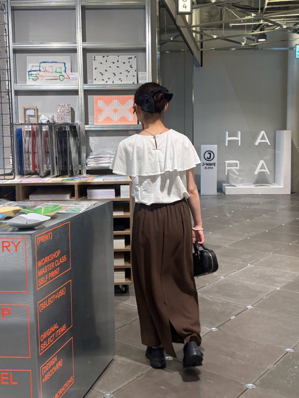 「夏コーデ、きれいめ、キレイめ、キレイめコーデ、きれいめコーデ、ブラウス、ブラウスコーデ、ブラウス×スカート、スカート、スカートコーデ、スカート×スニーカー、スニーカー、スニーカーコーデ、低身長、低身長コーデ」｜「fredy emueのラッフルカットソーブラウス（Tシャツ/カットソー、ホワイト系）」を使った、のんさん（レディース・151cm）の夏コーディネートの6枚目の写真