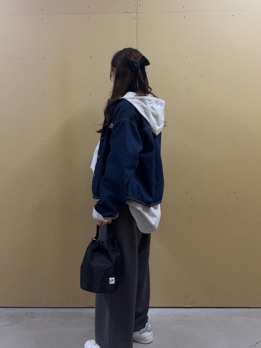 グレー系のその他パンツ、ブラック系のショルダーバッグ、ブラック系のシャツ/ブラウスを着用したレディースの冬コーディネートの2枚目の写真