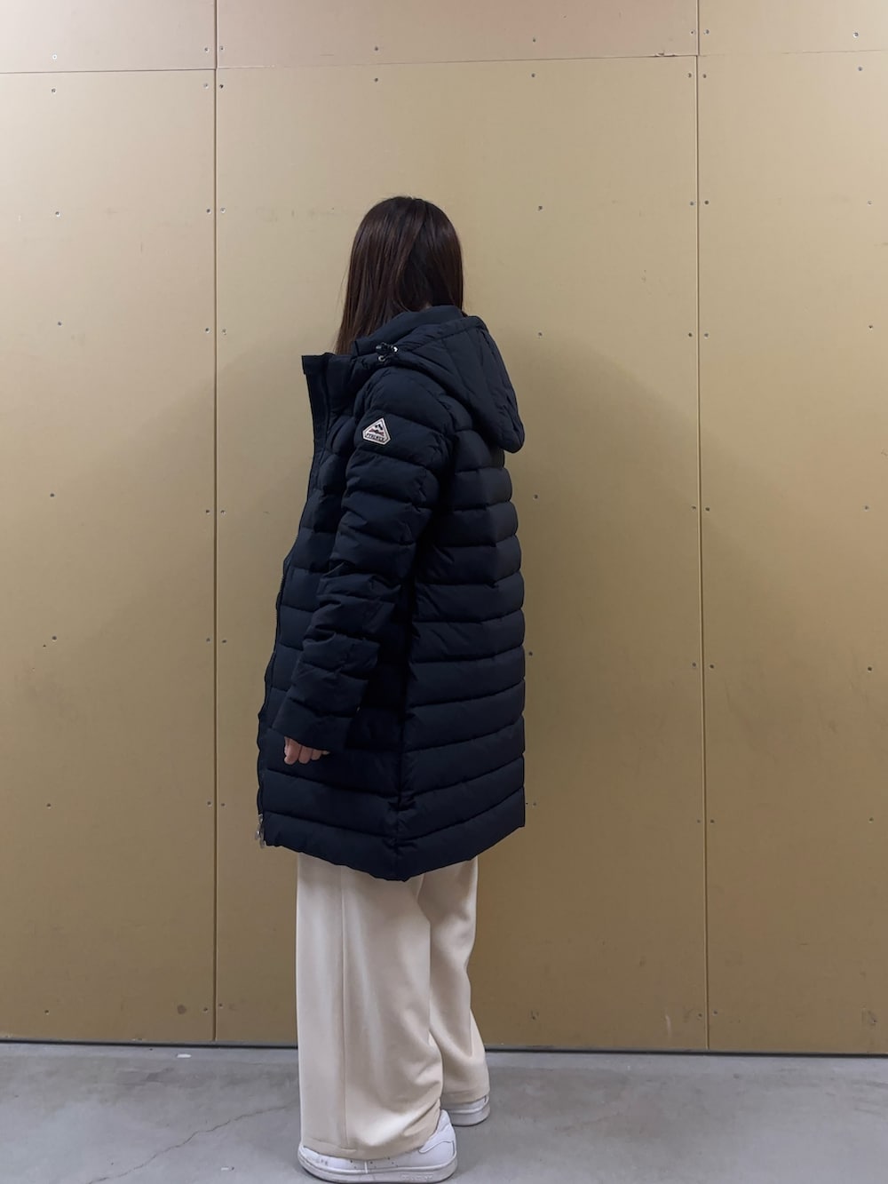 ブルー系のTシャツ/カットソー、ホワイト系のその他パンツ、ブルー系のダウンジャケット/コートを着用したレディースの秋コーディネートの2枚目の写真