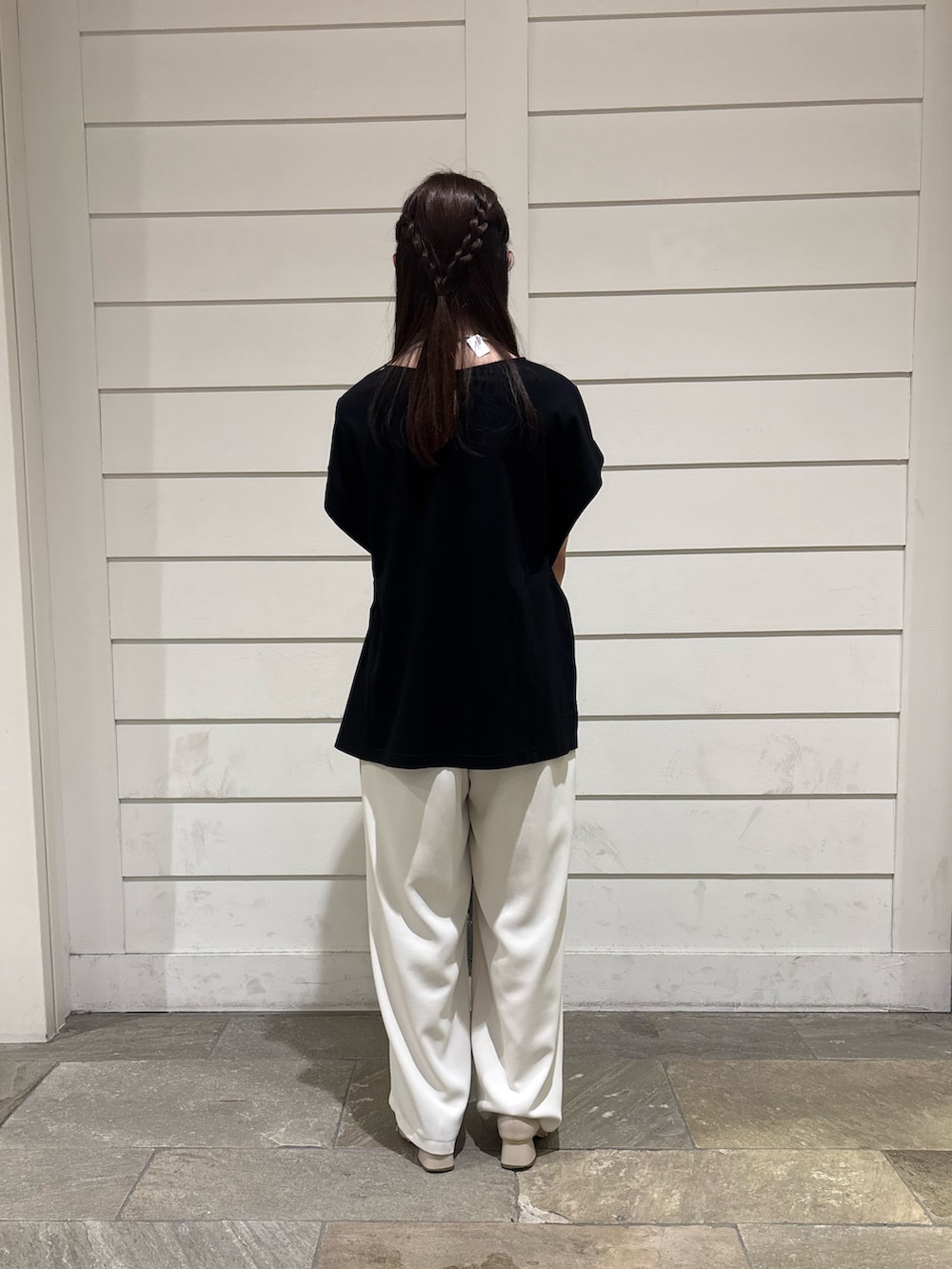 「プルオーバー、パンツ、パンツスタイル、パンツコーデ、イージーパンツ、夏、夏コーデ、低身長、低身長コーデ、きれいめ、キレイめコーデ」｜「fredy emueの【累計販売数4万本突破！】とろみツイルストレートイージーパンツ（その他パンツ、ホワイト系）」を使った、のんさん（レディース・151cm）の夏コーディネートの4枚目の写真