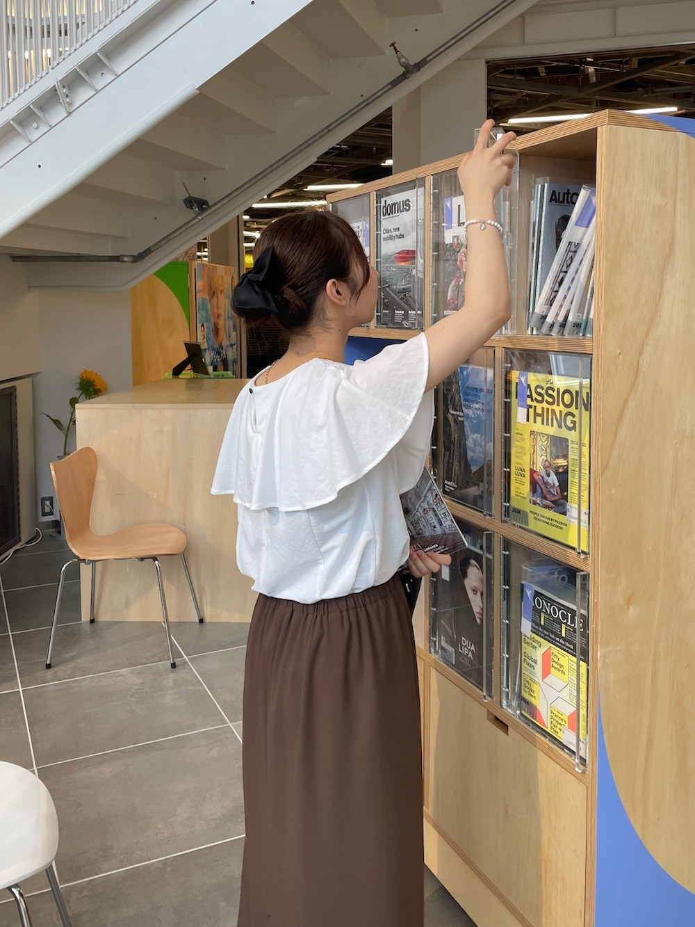 「夏コーデ、きれいめ、キレイめ、キレイめコーデ、きれいめコーデ、ブラウス、ブラウスコーデ、ブラウス×スカート、スカート、スカートコーデ、スカート×スニーカー、スニーカー、スニーカーコーデ、低身長、低身長コーデ」｜「fredy emueのラッフルカットソーブラウス（Tシャツ/カットソー、ホワイト系）」を使った、のんさん（レディース・151cm）の夏コーディネートの2枚目の写真