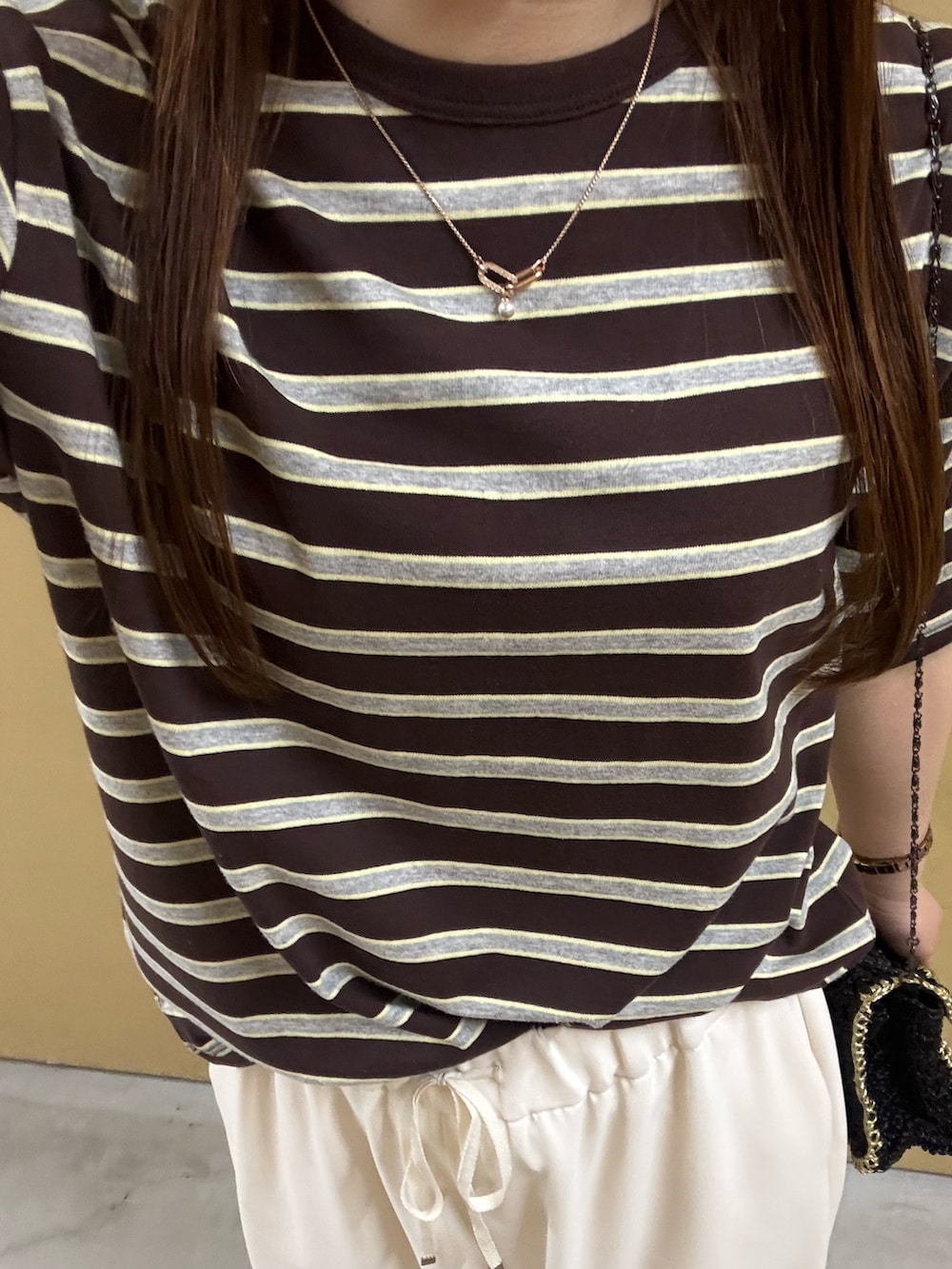 ブラウン系のTシャツ/カットソー、ホワイト系のその他パンツを着用したレディースの夏コーディネートの6枚目の写真