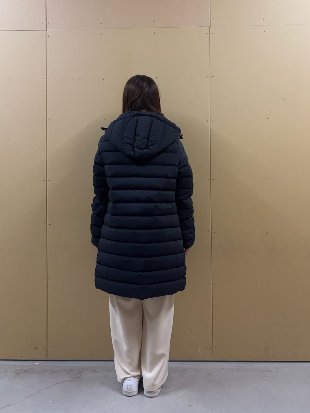 ブルー系のTシャツ/カットソー、ホワイト系のその他パンツ、ブルー系のダウンジャケット/コートを着用したレディースの秋コーディネートの4枚目の写真