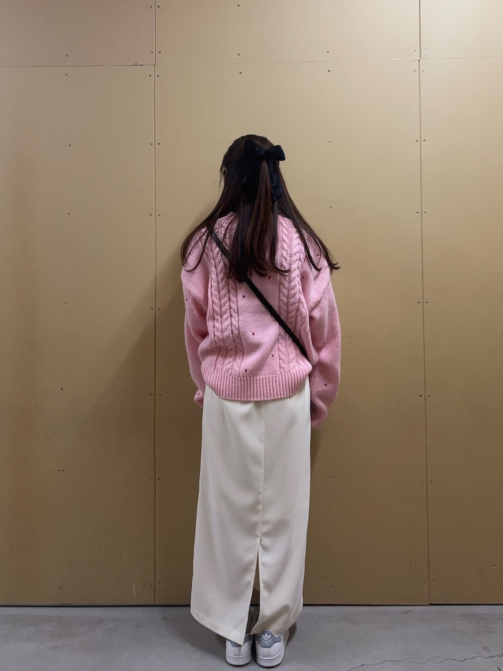 ピンク系のニット/セーター、ホワイト系のスカート、ブラック系のショルダーバッグを着用したレディースの秋コーディネートの4枚目の写真