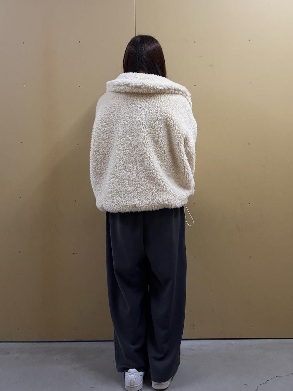 ホワイト系のムートンコートを着用したレディースの秋コーディネートの4枚目の写真