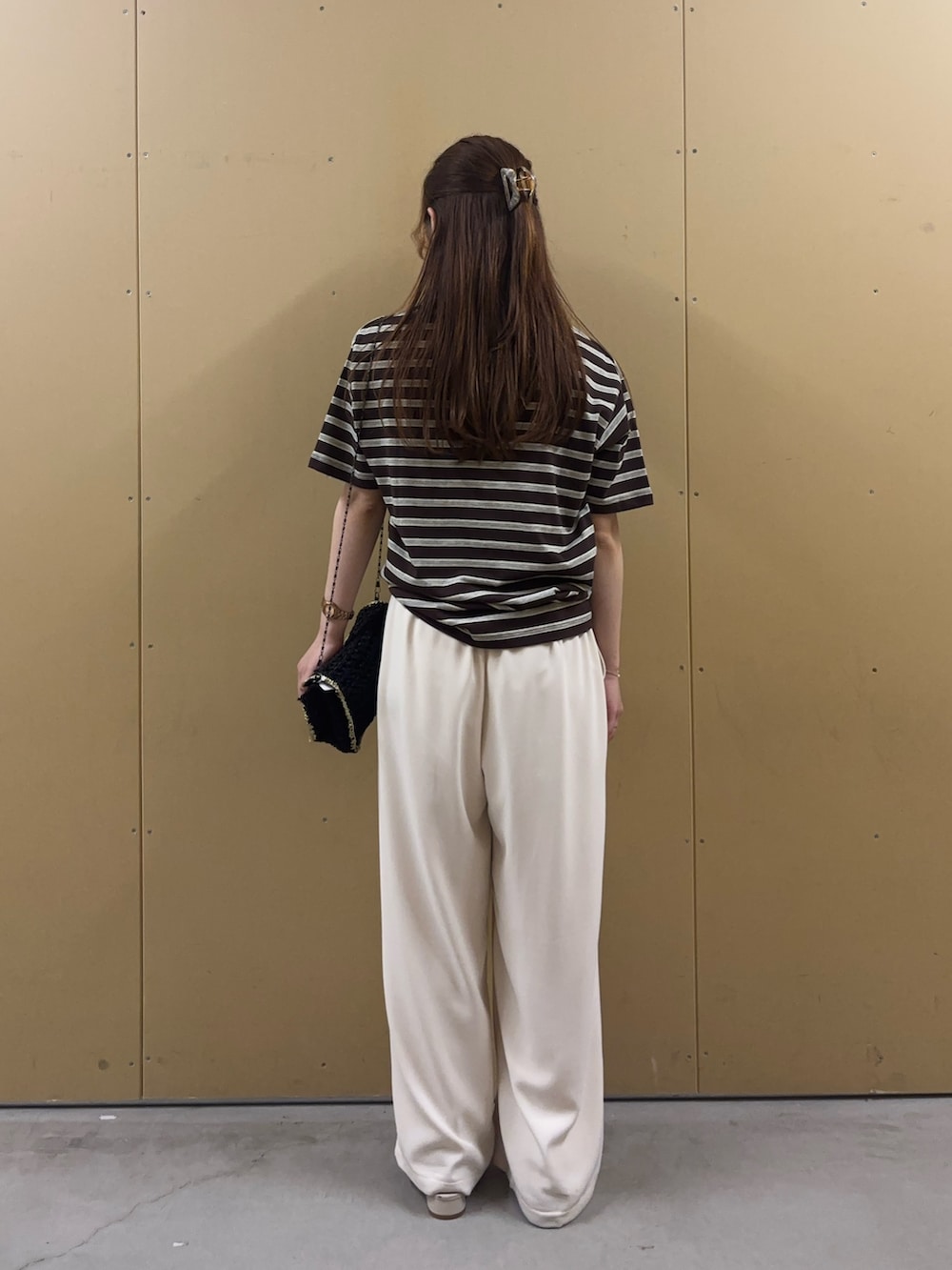 ブラウン系のTシャツ/カットソー、ホワイト系のその他パンツを着用したレディースの夏コーディネートの4枚目の写真