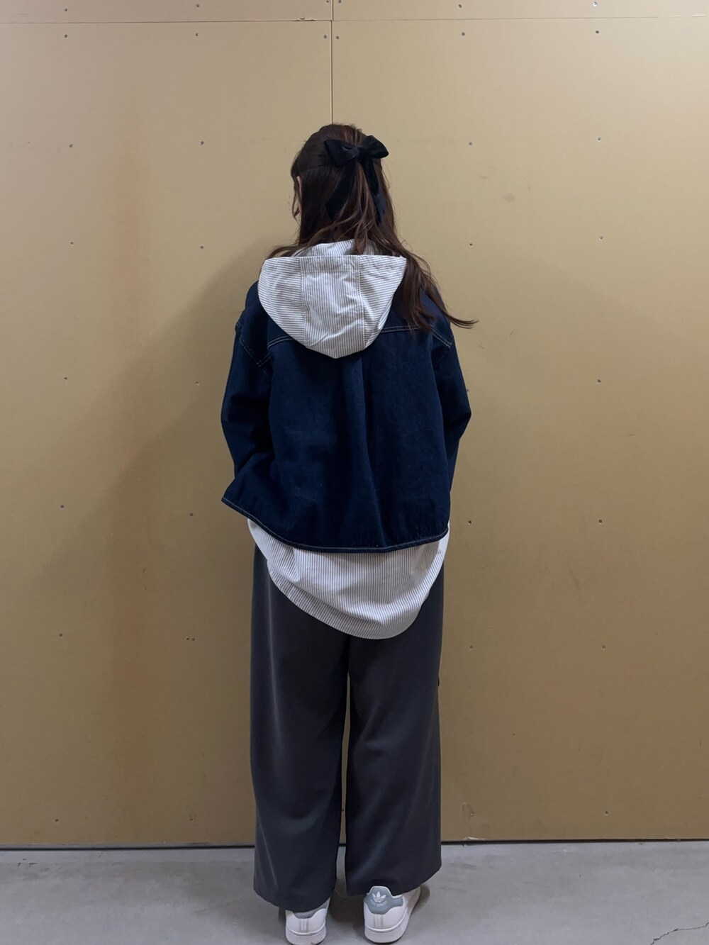 グレー系のその他パンツ、ブラック系のショルダーバッグ、ブラック系のシャツ/ブラウスを着用したレディースの冬コーディネートの3枚目の写真