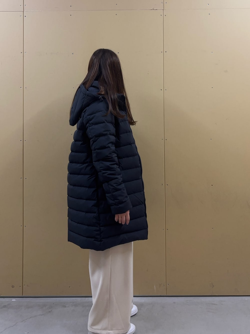 ブルー系のTシャツ/カットソー、ホワイト系のその他パンツ、ブルー系のダウンジャケット/コートを着用したレディースの秋コーディネートの3枚目の写真