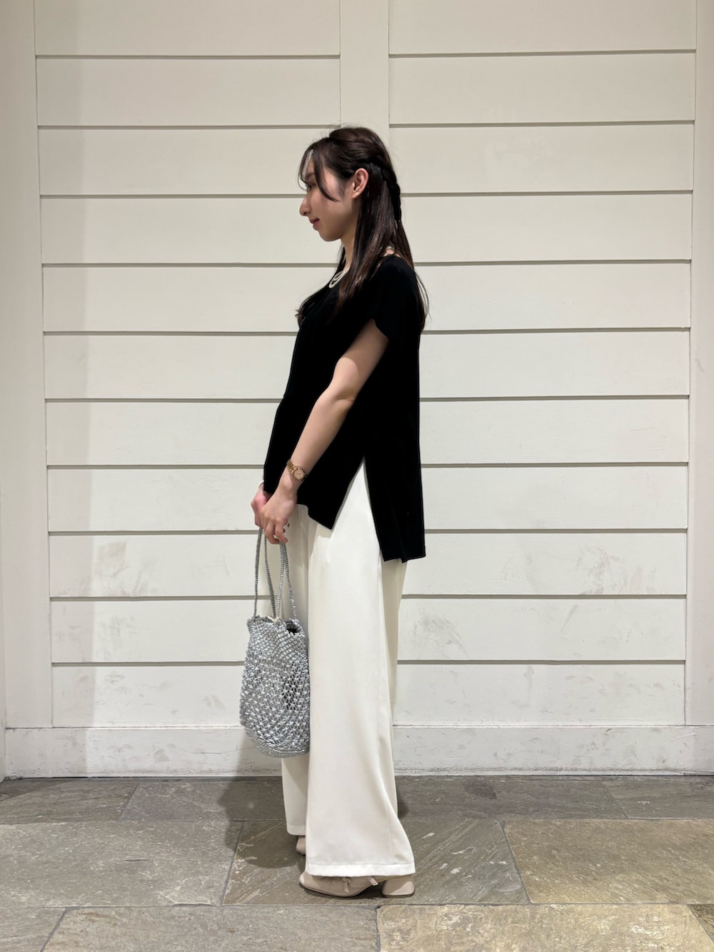 「プルオーバー、パンツ、パンツスタイル、パンツコーデ、イージーパンツ、夏、夏コーデ、低身長、低身長コーデ、きれいめ、キレイめコーデ」｜「fredy emueの【累計販売数4万本突破！】とろみツイルストレートイージーパンツ（その他パンツ、ホワイト系）」を使った、のんさん（レディース・151cm）の夏コーディネートの3枚目の写真