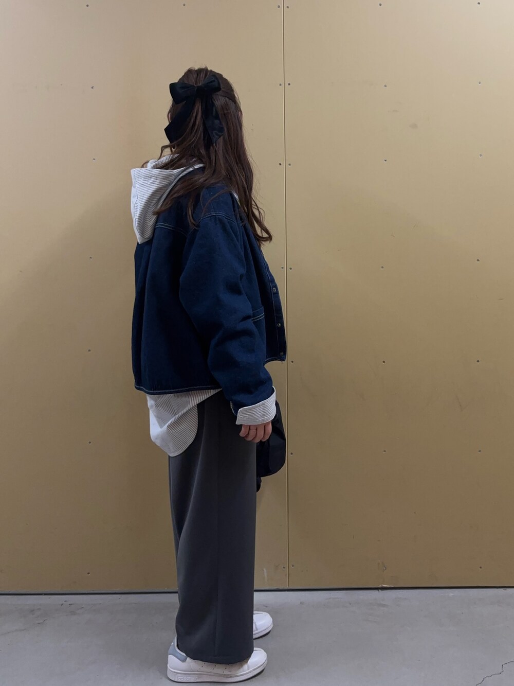 グレー系のその他パンツ、ブラック系のショルダーバッグ、ブラック系のシャツ/ブラウスを着用したレディースの冬コーディネートの4枚目の写真