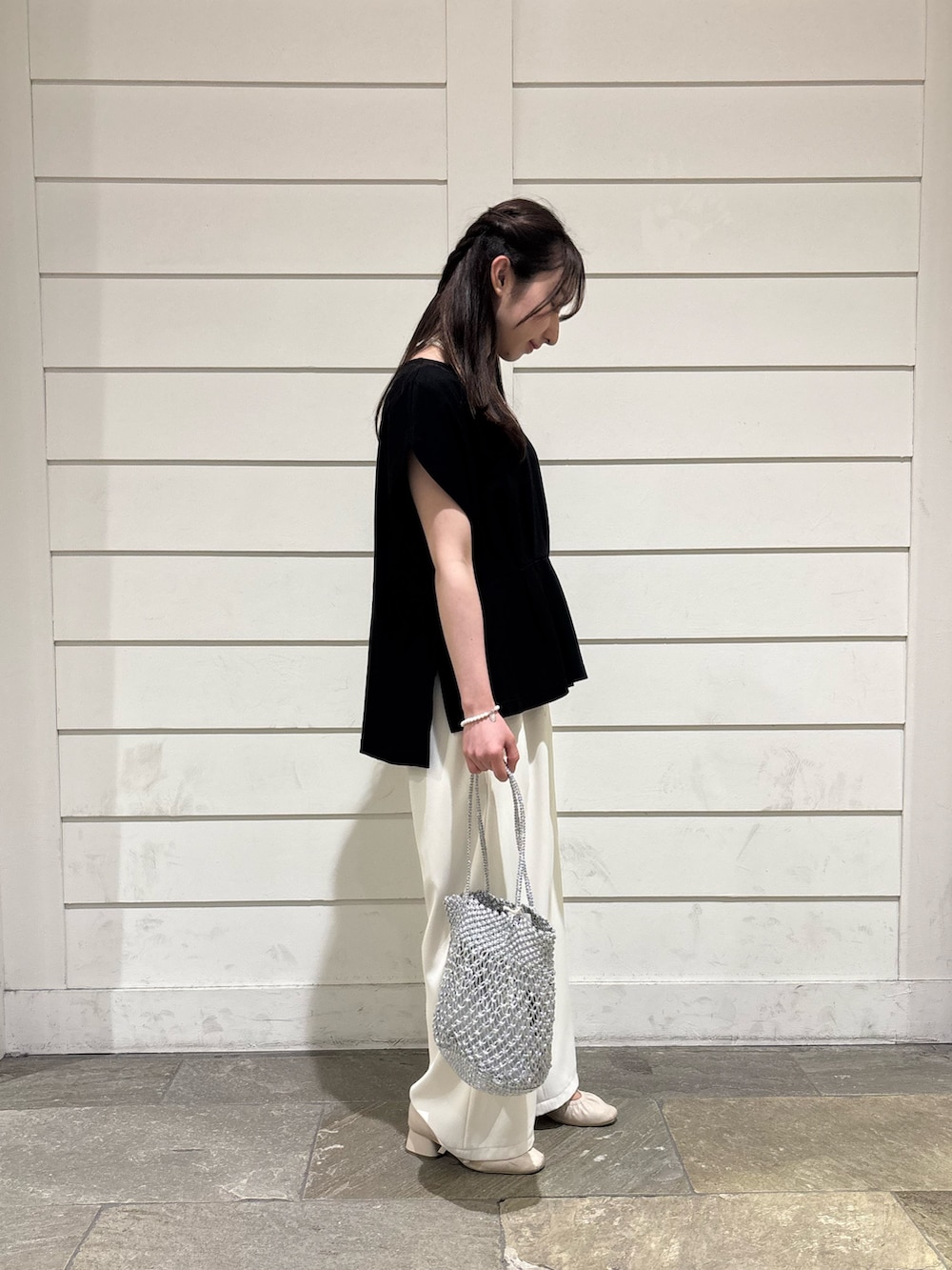 「プルオーバー、パンツ、パンツスタイル、パンツコーデ、イージーパンツ、夏、夏コーデ、低身長、低身長コーデ、きれいめ、キレイめコーデ」｜「fredy emueの【累計販売数4万本突破！】とろみツイルストレートイージーパンツ（その他パンツ、ホワイト系）」を使った、のんさん（レディース・151cm）の夏コーディネートの2枚目の写真