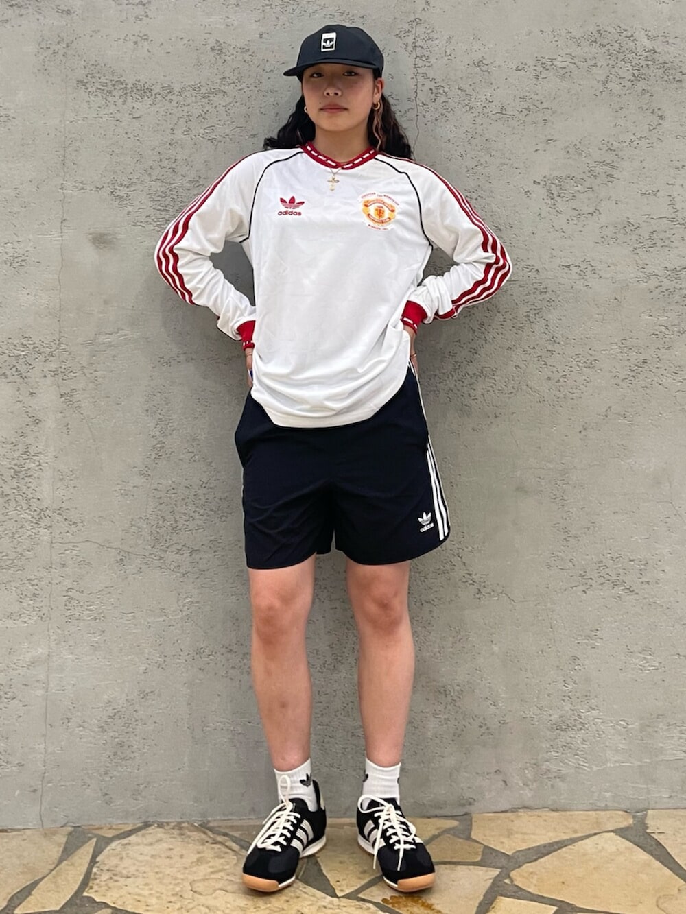 「adidas、adidas originals、アディダス、アディダスオリジナルス、スニーカー、夏服、夏コーデ、ootd、スポーツミックス、スポーツ女子、スポーツ女子コーデ、キャップ、キャップ女子、キャップコーデ」｜「adidasのマンチェスター・ユナイテッド '91 アウェイ 長袖ジャージー（トップス、ホワイト系）」を使った、O.Aさん（レディース・154cm）の春コーディネートの2枚目の写真