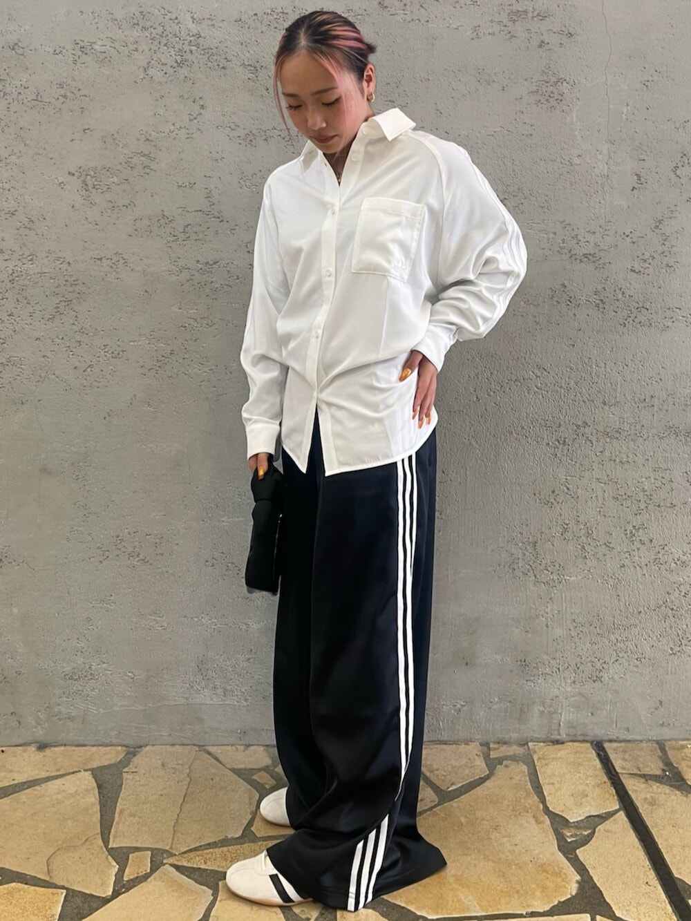 「adidas、adidas originals、アディダス、おでかけコーデ、大人女子、大人カジュアル、シャツコーデ、海外ガール、お出かけコーデ、モノトーン」｜「adidasのP ESS SHIRT LS / アディダスオリジナルス adidas Originals（シャツ/ブラウス、ホワイト系）」を使った、O.Aさん（レディース・154cm）の春コーディネートの2枚目の写真