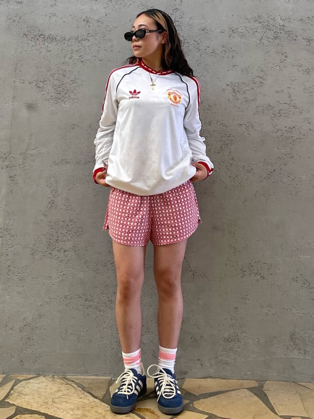「adidas、adidas originals、アディダス、アディダスオリジナルス、スペツィアル、スポーツミックス、テラス」｜「adidasのマンチェスター・ユナイテッド '91 アウェイ 長袖ジャージー（トップス、ホワイト系）」を使った、O.Aさん（レディース・154cm）の夏コーディネートの2枚目の写真