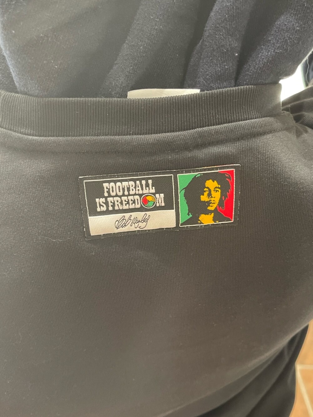 ブラック系のトップス、ブラック系のスニーカーを着用したレディースの冬コーディネートの3枚目の写真