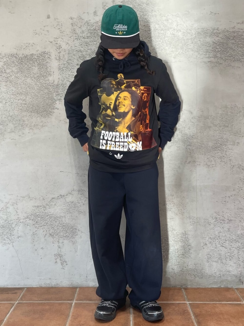 ブラック系のトップス、ブラック系のスニーカーを着用したレディースの冬コーディネートの2枚目の写真