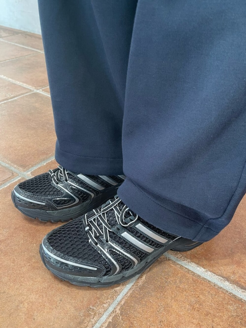 ブラック系のトップス、ブラック系のスニーカーを着用したレディースの冬コーディネートの4枚目の写真