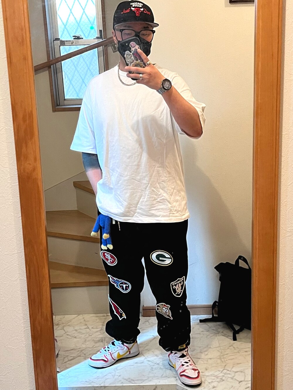 ホワイト系のスニーカー、ブラック系のシャツ/ブラウス、ホワイト系のTシャツ/カットソーを着用したメンズの春コーディネートの2枚目の写真