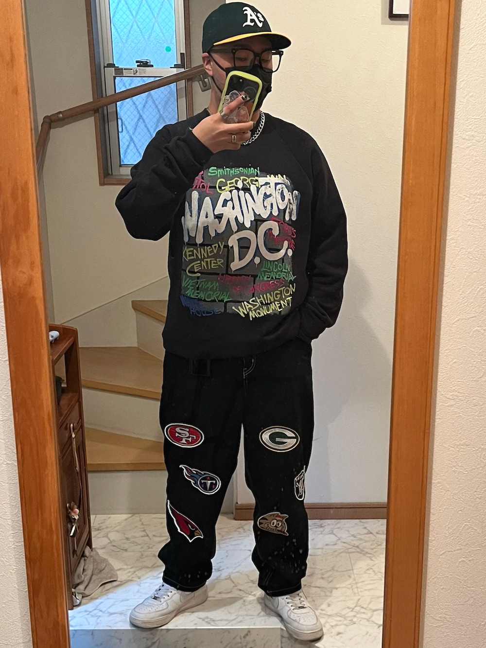 ホワイト系のダウンジャケット/コート、ブラック系のスウェット、ブラック系のデニムパンツを着用したメンズの冬コーディネートの2枚目の写真