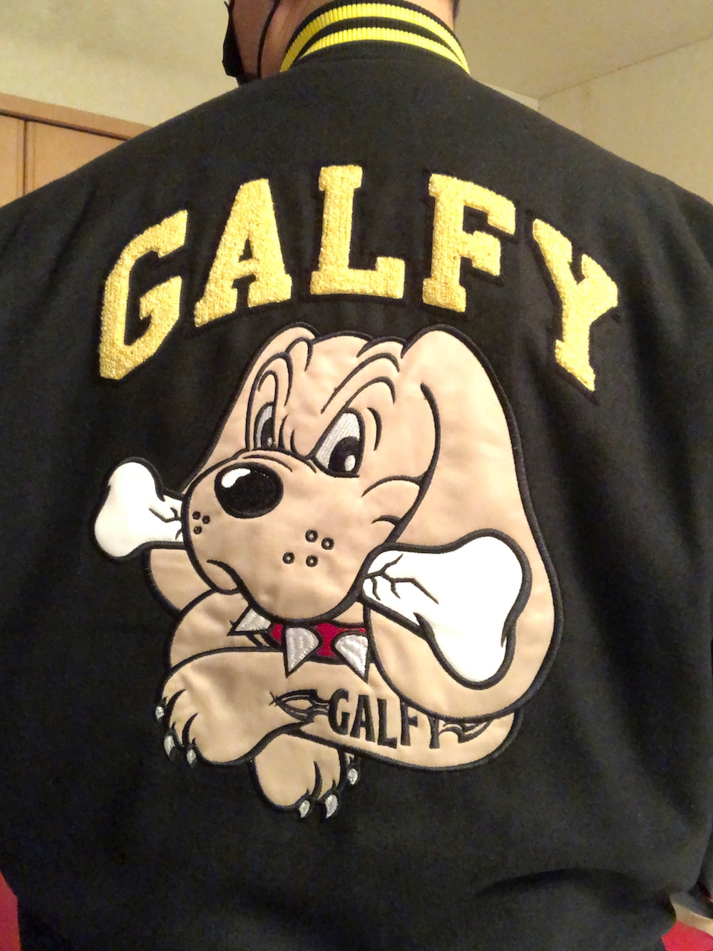 グレー系のスニーカー、ブラック系のブルゾン、ブラック系のスウェットを着用したメンズの冬コーディネートの3枚目の写真