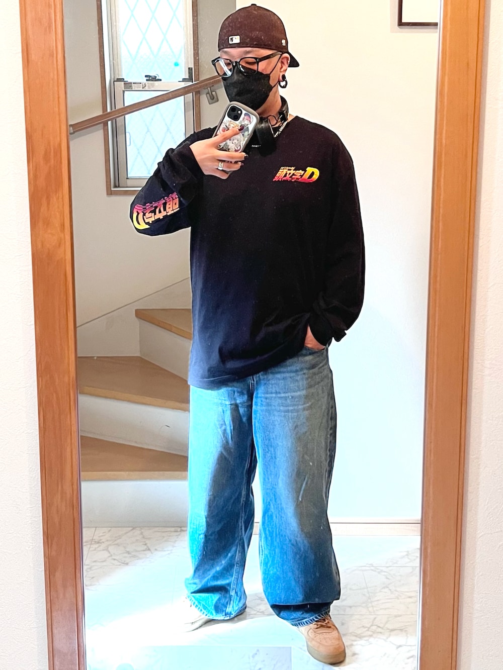 ブラウン系のスニーカー、ブラック系のシャツ/ブラウス、ブラック系のTシャツ/カットソーを着用したメンズの秋コーディネートの2枚目の写真