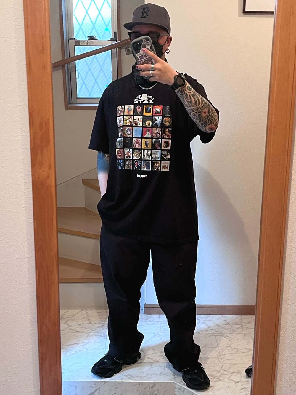 ブラック系のスニーカー、ブルー系のデニムジャケット、ブラック系のTシャツ/カットソーを着用したメンズの春コーディネートの2枚目の写真