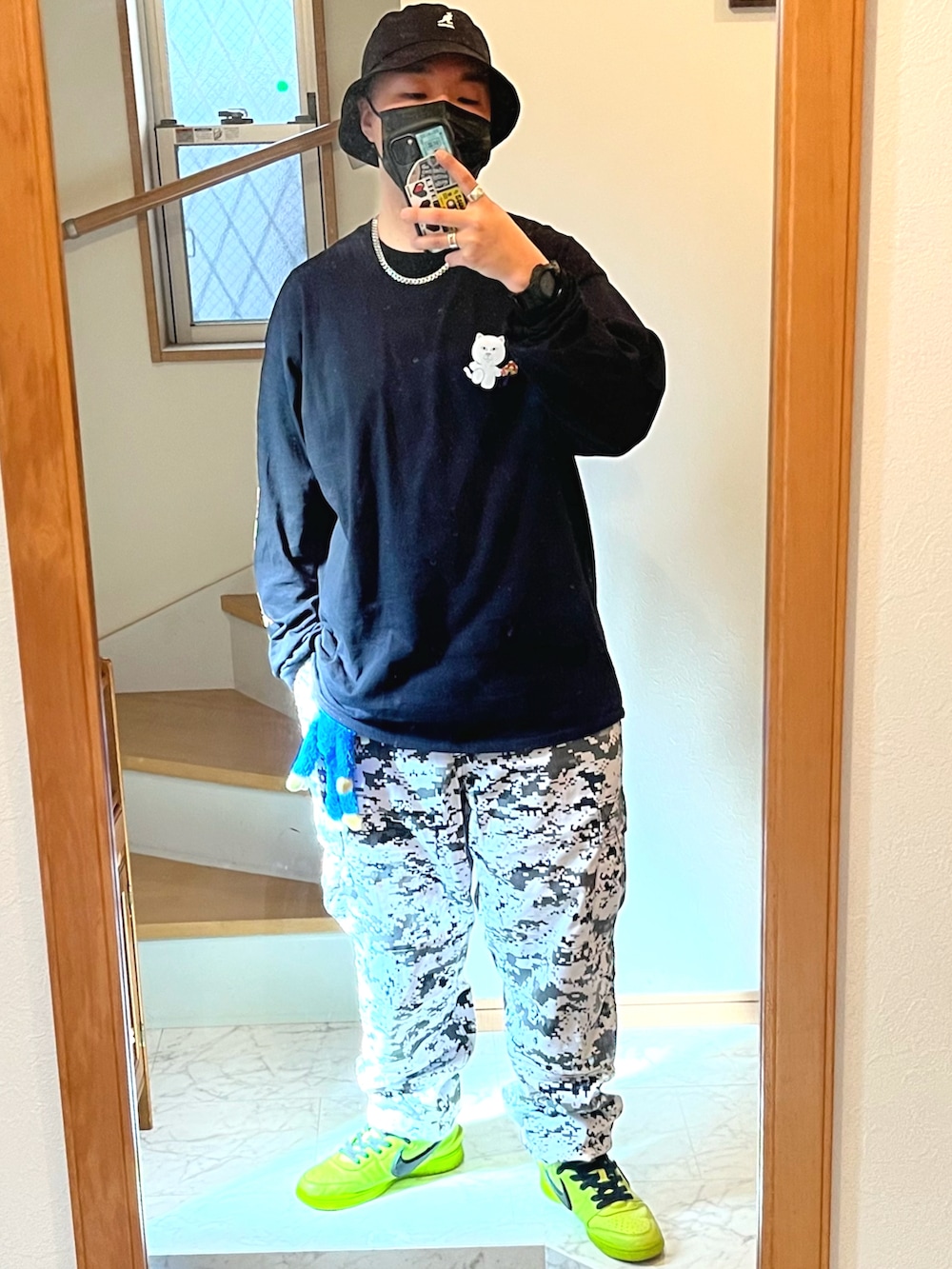 イエロー系のスニーカー、ブラック系のスタジャン、ブラック系のTシャツ/カットソーを着用したメンズの春コーディネートの2枚目の写真