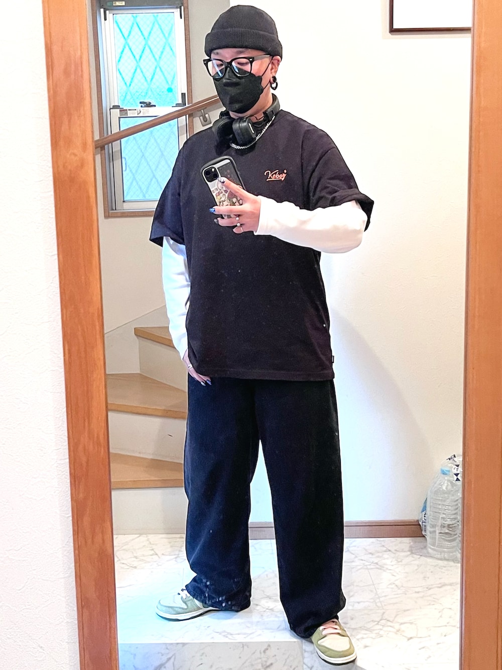 グリーン系のスニーカー、ブラウン系のデニムジャケット、ブラック系のTシャツ/カットソーを着用したメンズの秋コーディネートの2枚目の写真