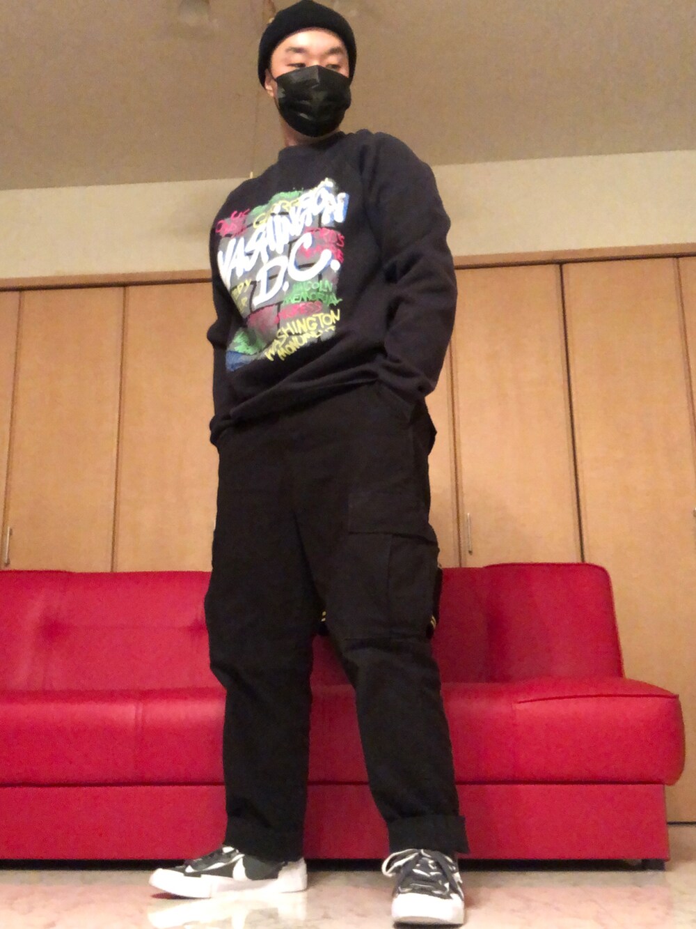 グレー系のスニーカー、ブラック系のブルゾン、ブラック系のスウェットを着用したメンズの冬コーディネートの2枚目の写真